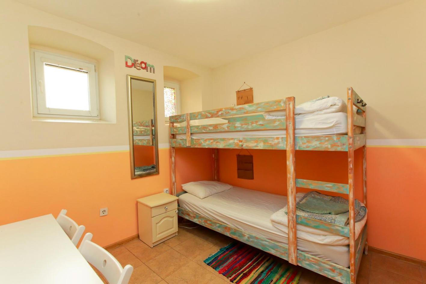 וארנה Nomado Hostel מראה חיצוני תמונה