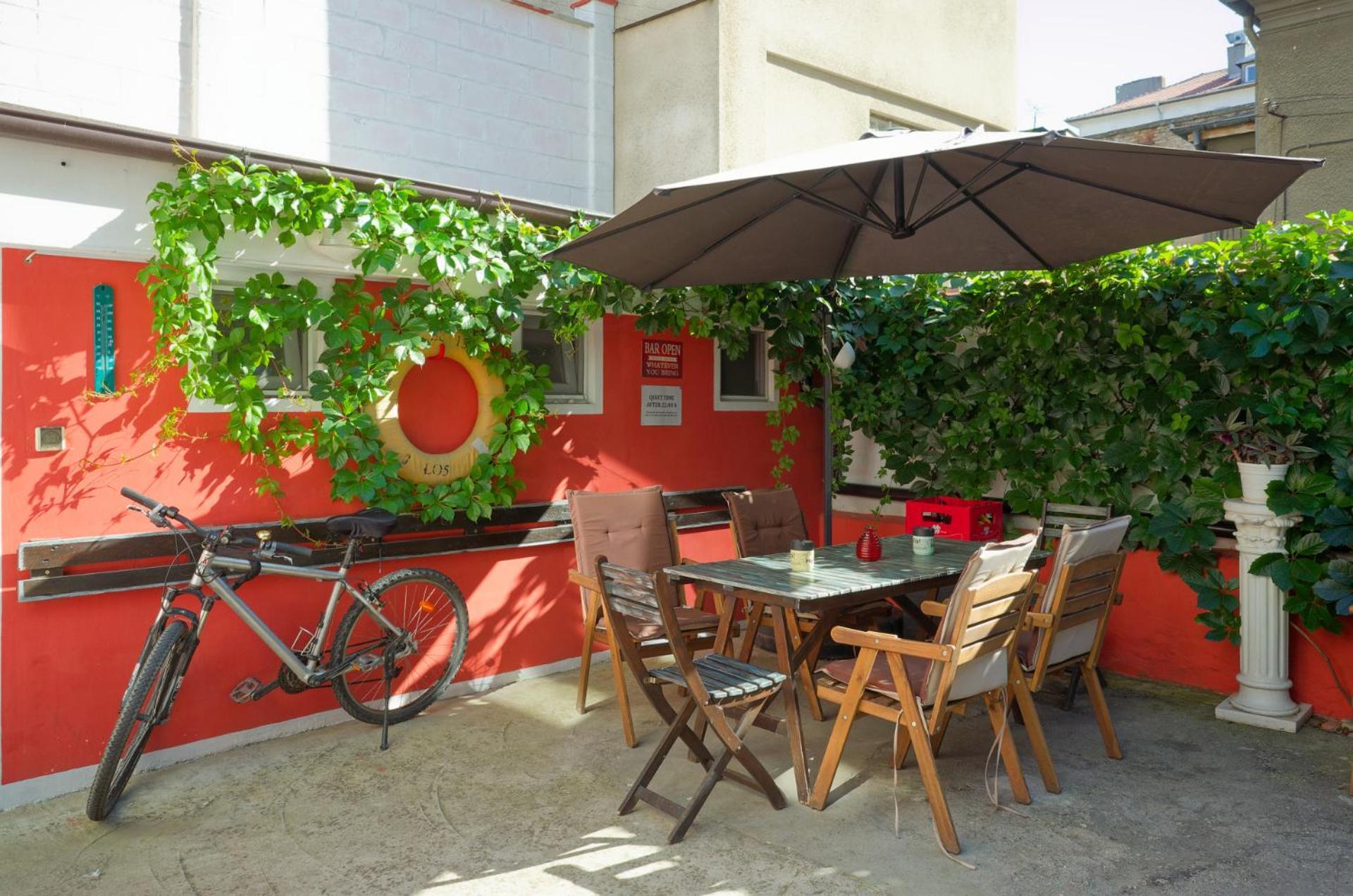 וארנה Nomado Hostel מראה חיצוני תמונה